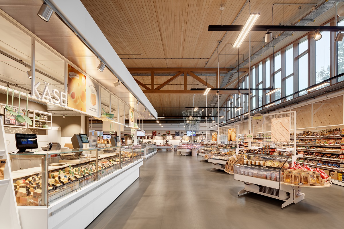 Schweitzer EDEKA Zukunftsmarkt in Nauen Fläche mit Käseinsel und SB Kühlmöbeln DanielHornPhotography